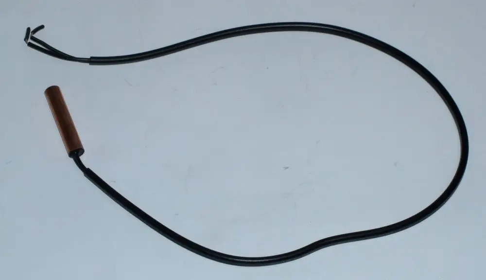 Temperatursensor mit einem zylindrischen Gehäuse aus Kupfer und zwei Kabeln, geeignet für Daikin Systeme.
